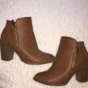 SUPER CUTE Zip Up Healed Booties🤩